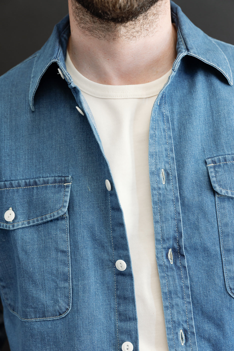 Close-up front view of a male model (5'9