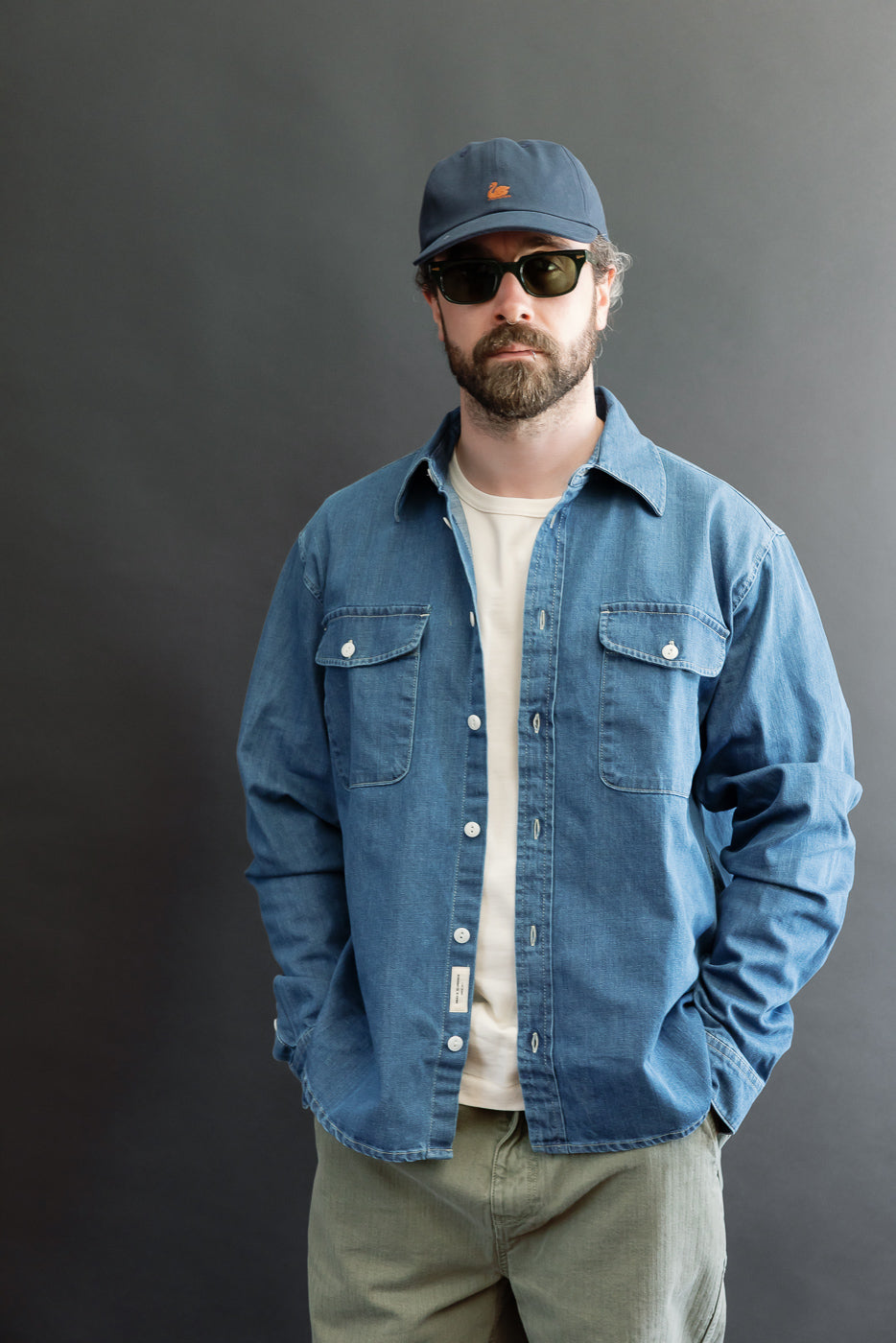Front view of a male model (5'9