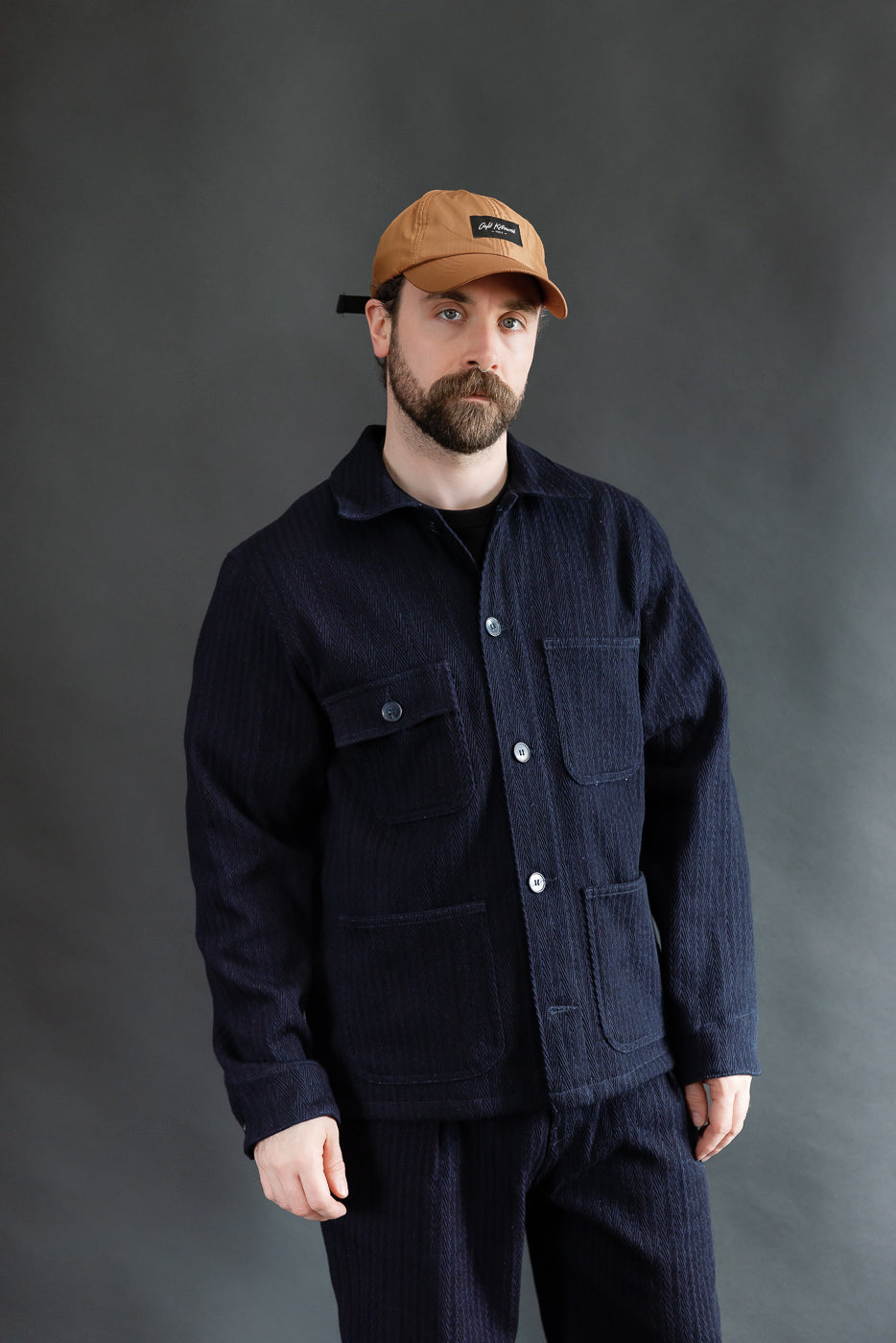 Front view of male model 5'9