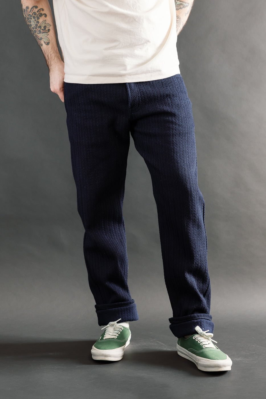 Front view of male model 5'9