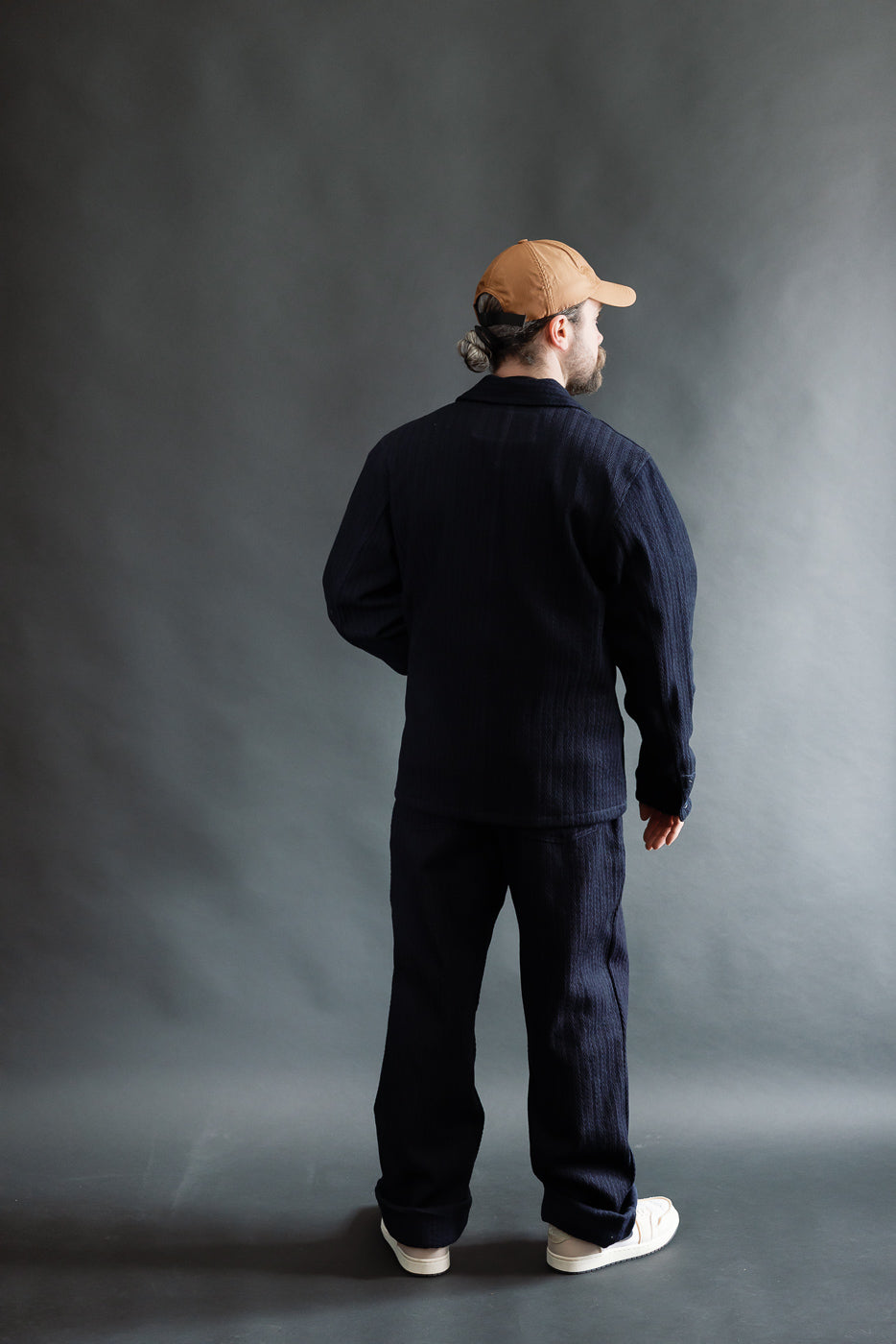 Full body rear view of male model, 5'9