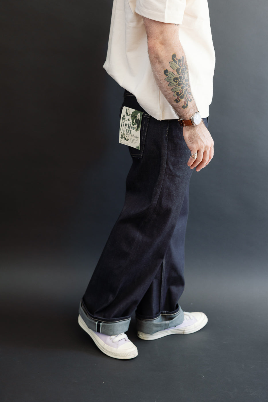 Side view of male model, 5'9