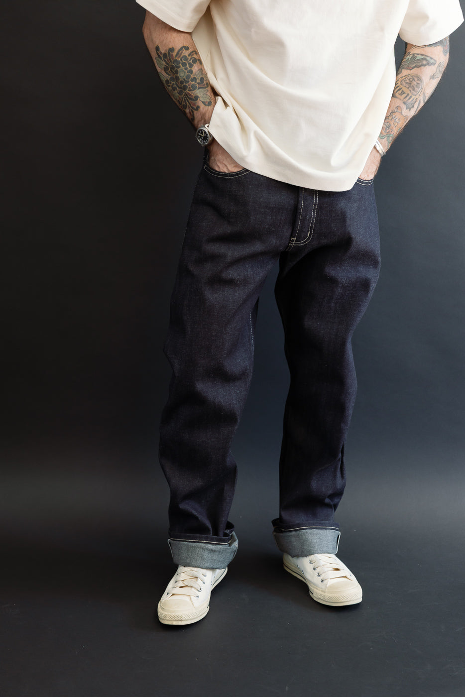 Front view of a male model, 5'9
