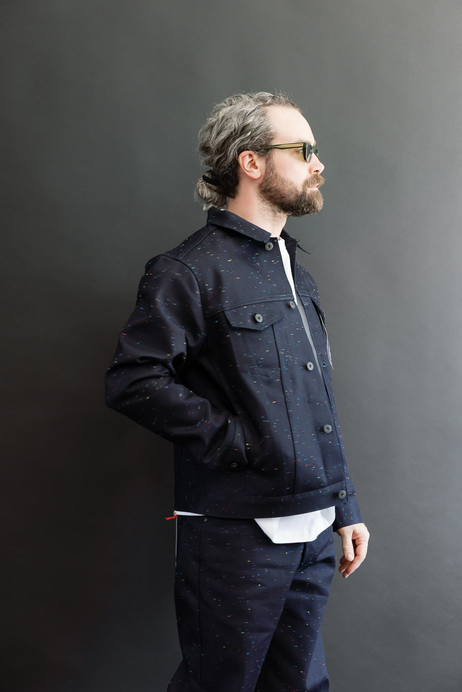 Side profile of male model, 5'9