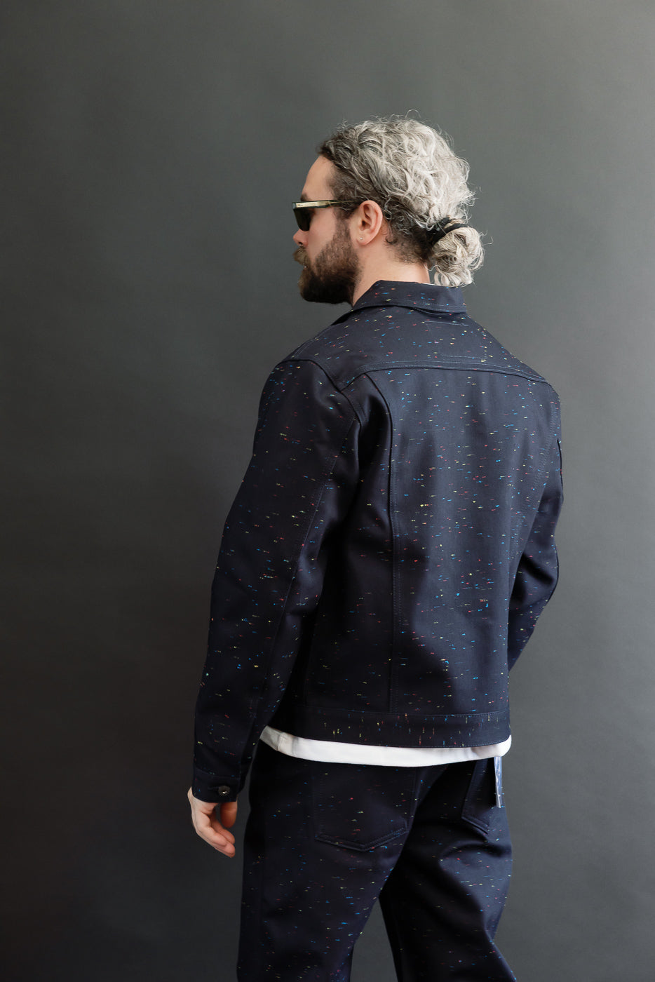 Back view of a male model, 5'9