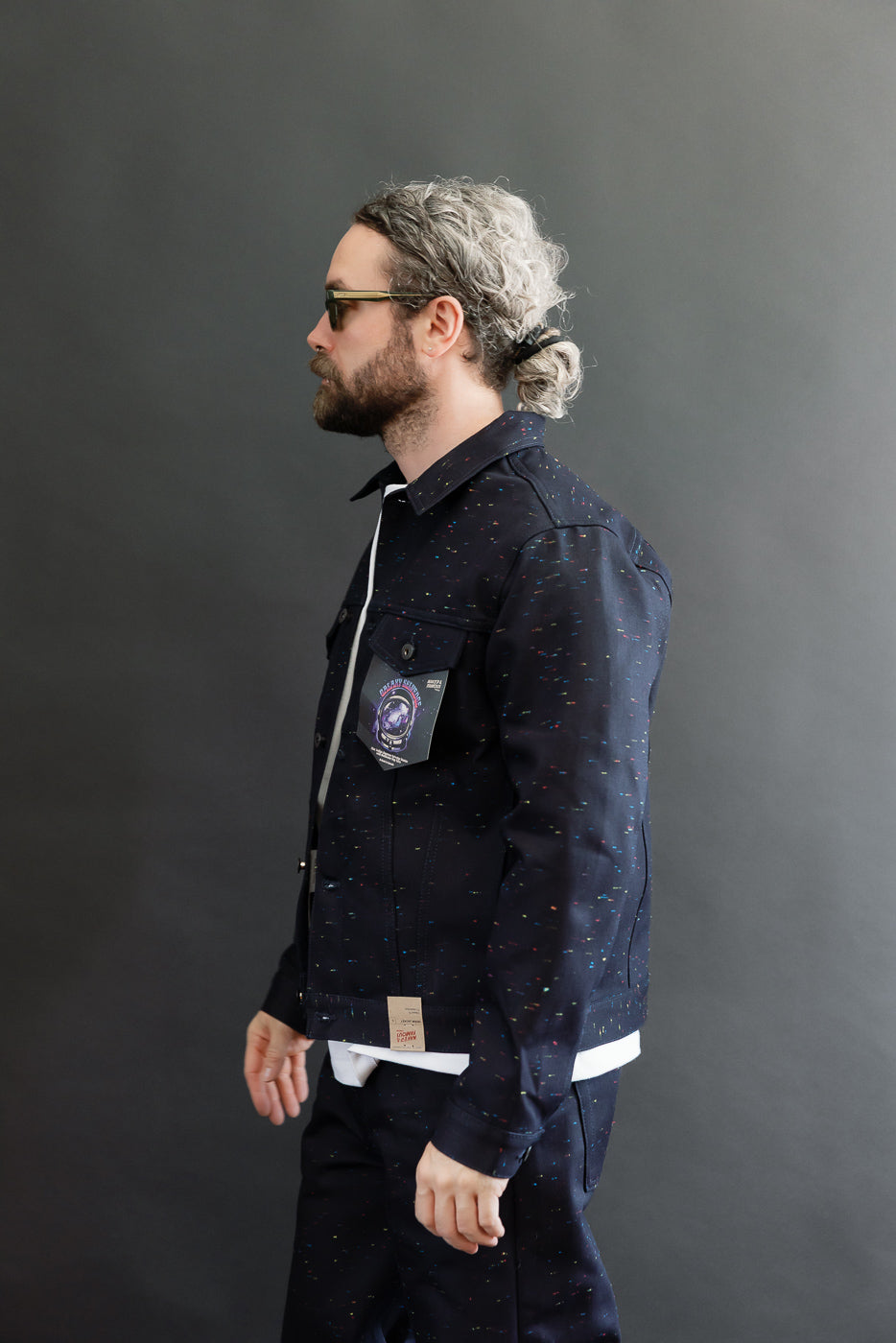 Side view of a male model, 5'9
