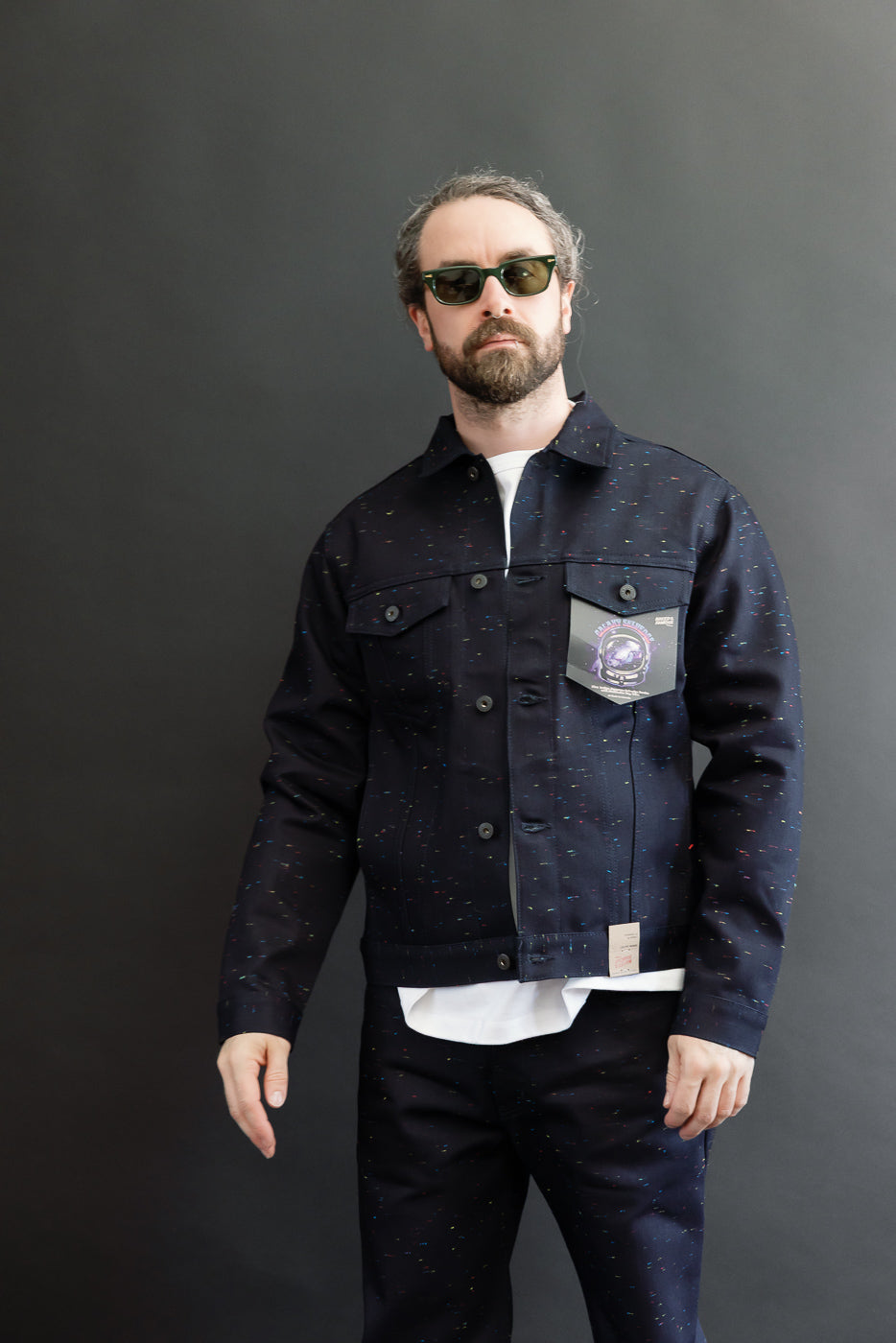 Front view of male model, 5'9