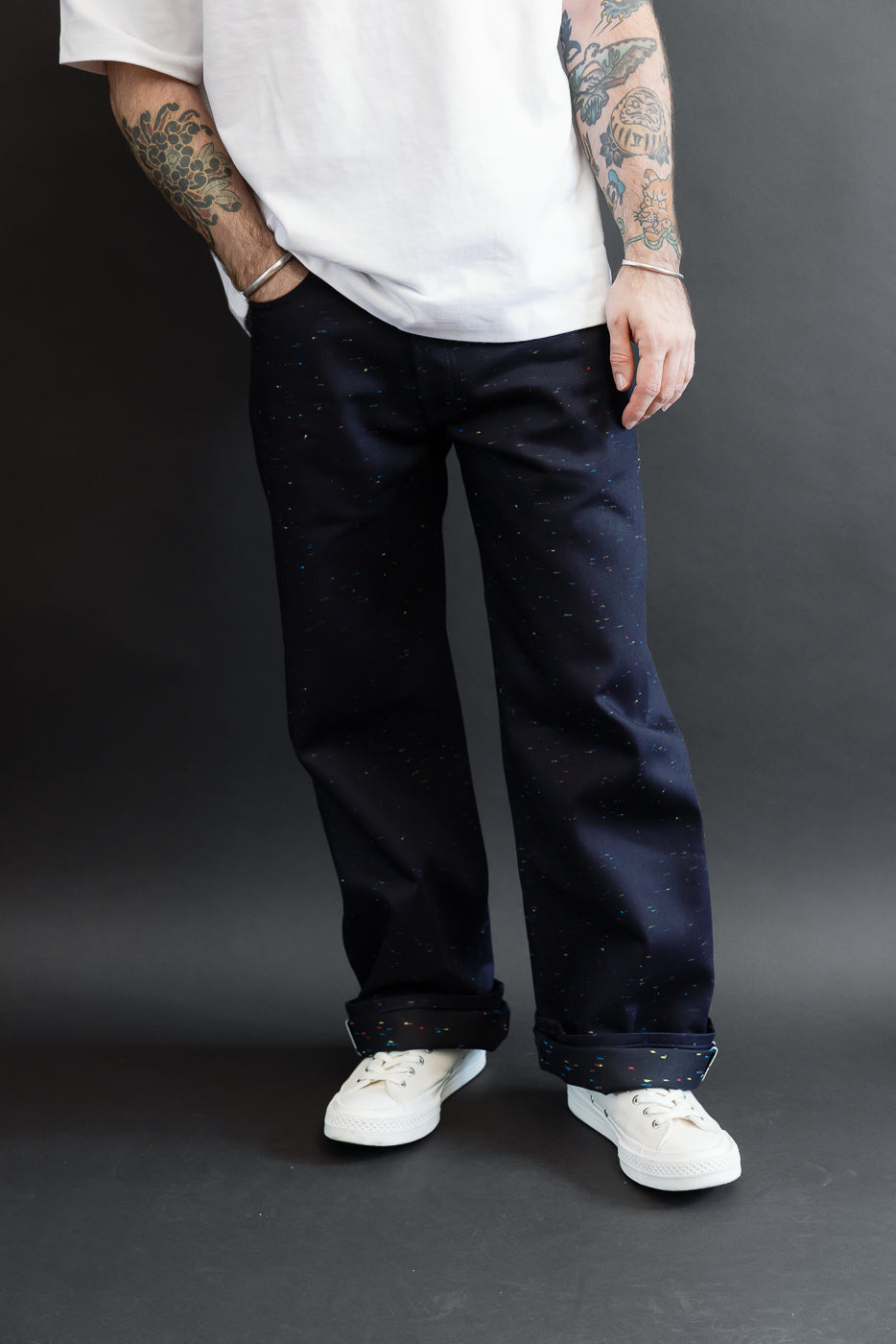 Front view of a male model, 5'9