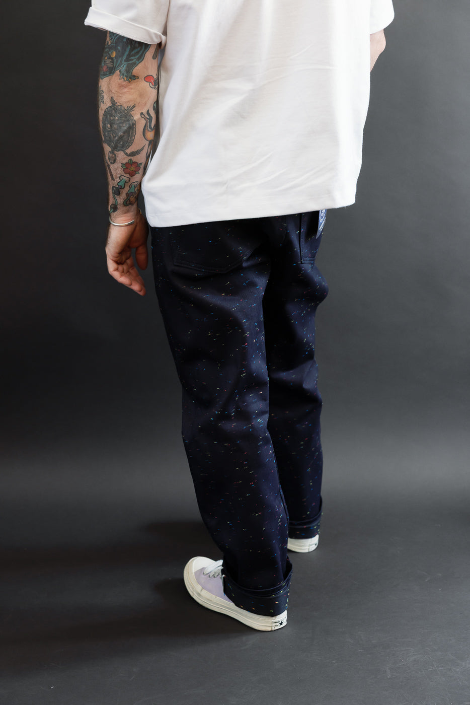 Rear view of a male model, 5'9