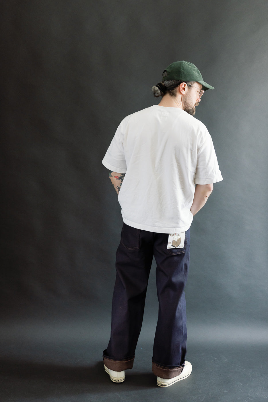 Full body rear view of male model, 5'9