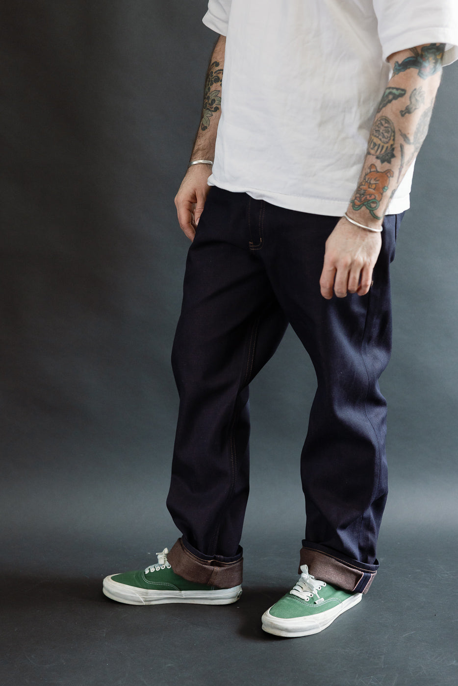 Full body side view of male model, 5'9