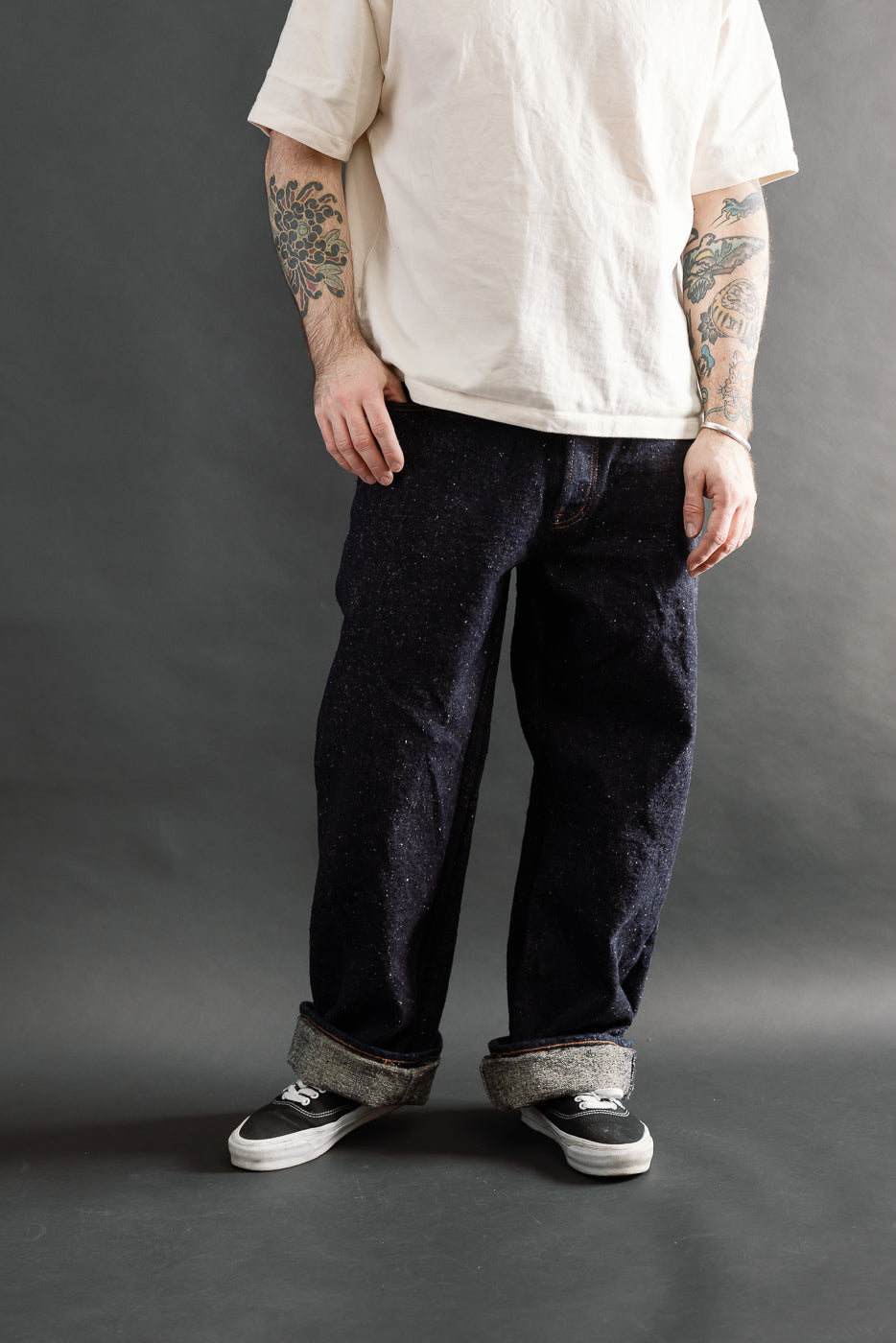 Front view, male model 5'9