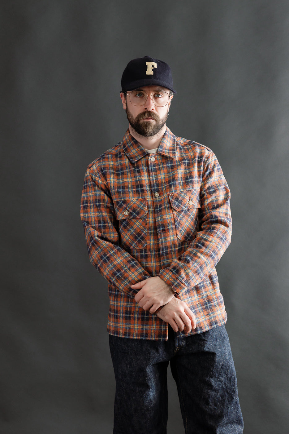 Front view of male model 5'9