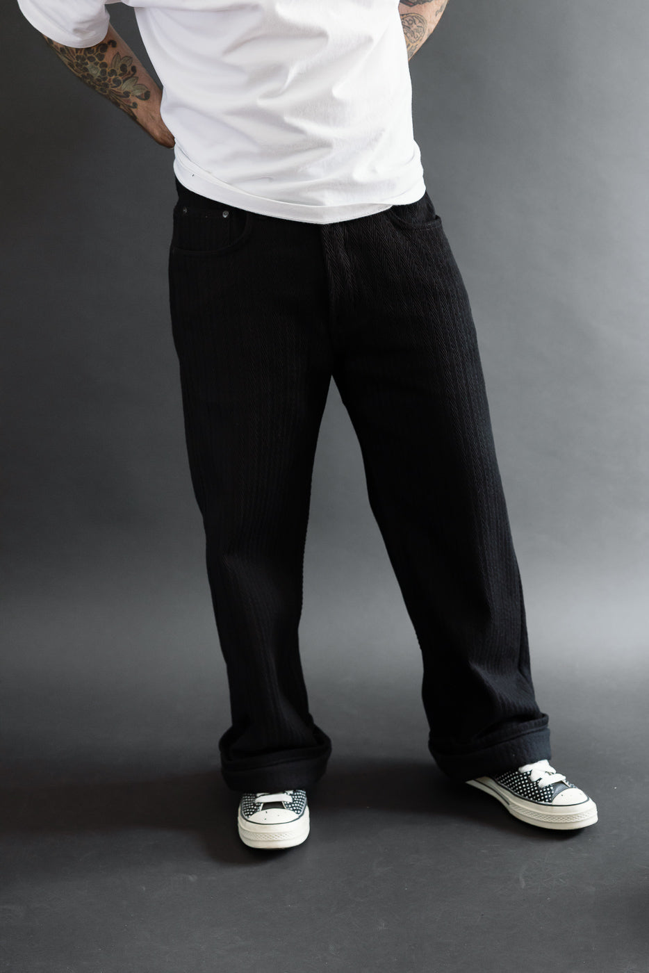 Full body rear view of male model, 5'9