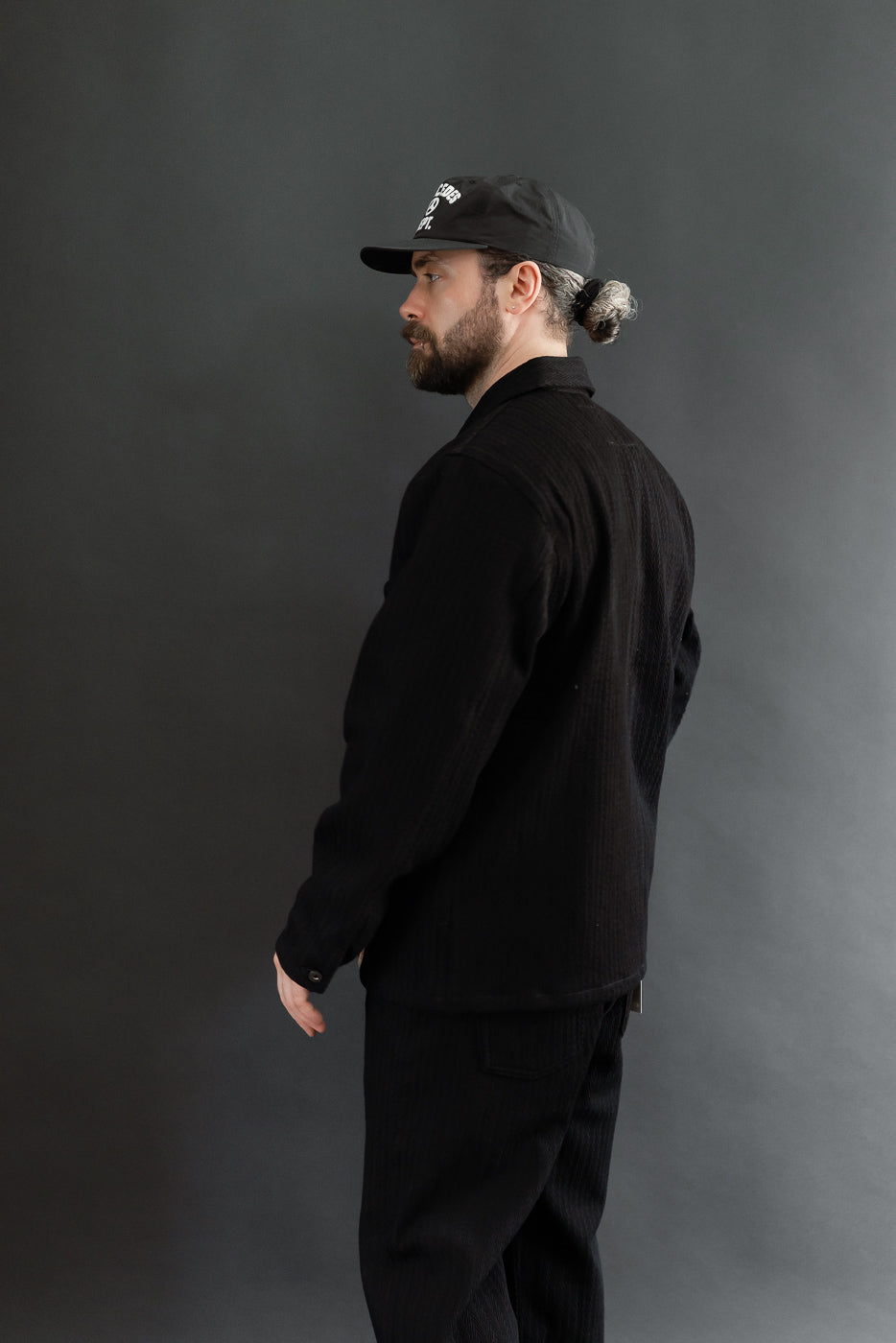 Side view, full body: Male model, 5'9