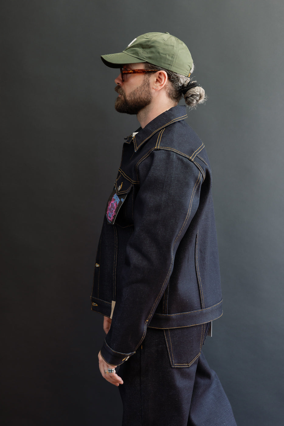 Side view of a male model (5'9