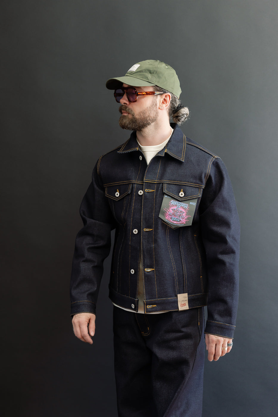Front view of a male model, 5'9