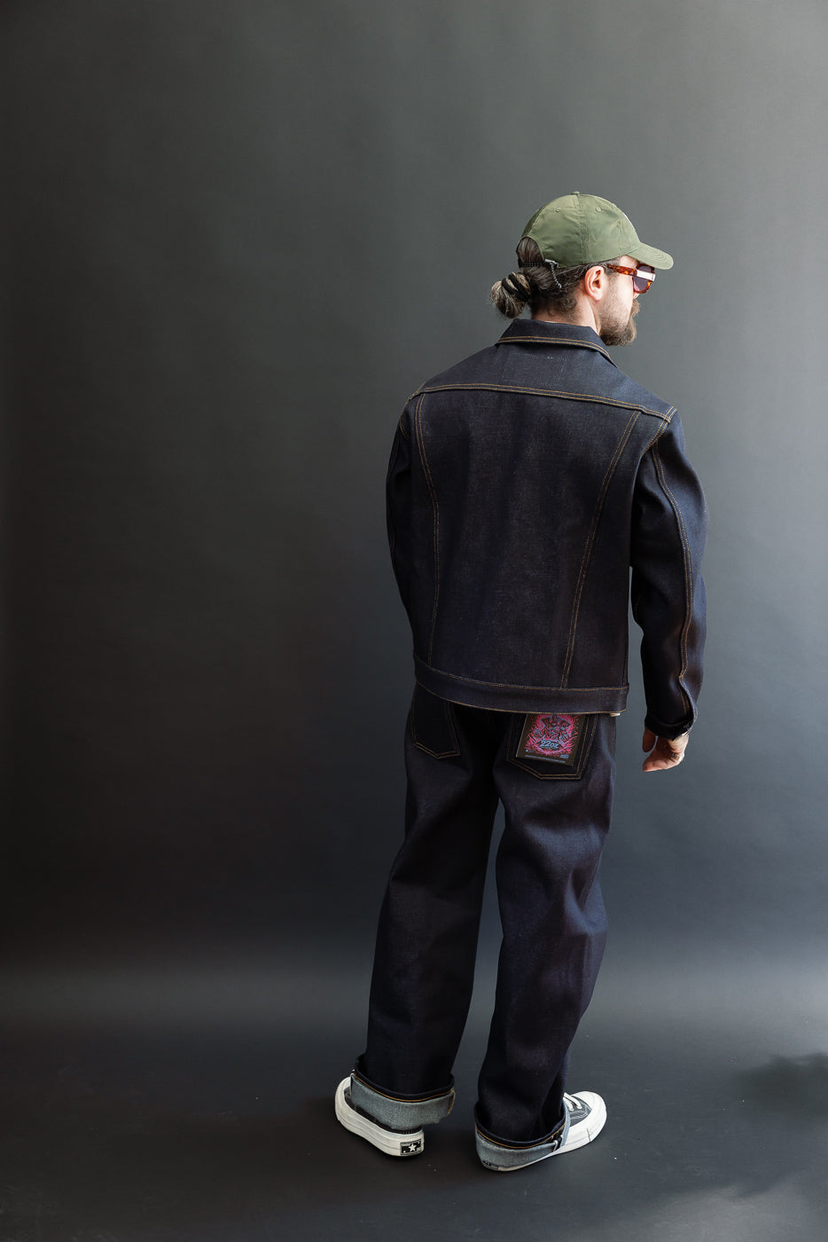 Back view of a male model, 5'9