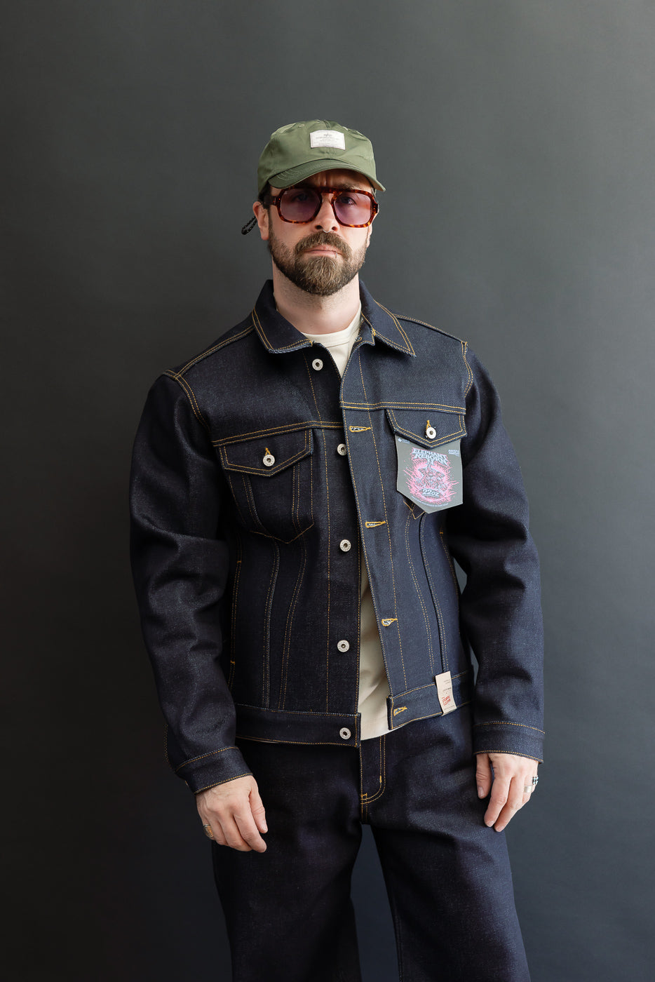 Front view of a male model (5'9