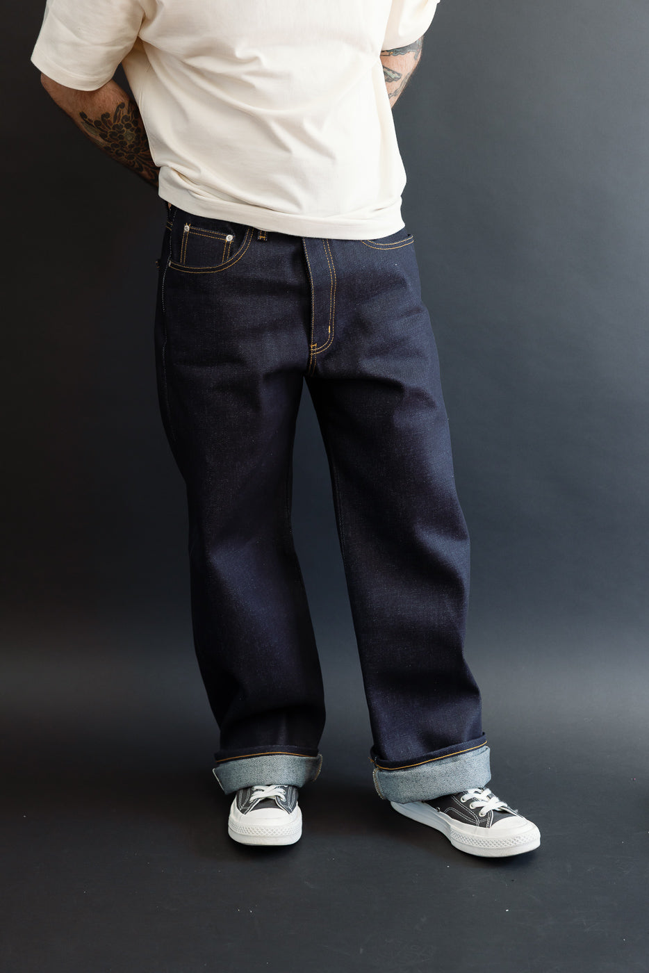 Back view of a male model, 5'9