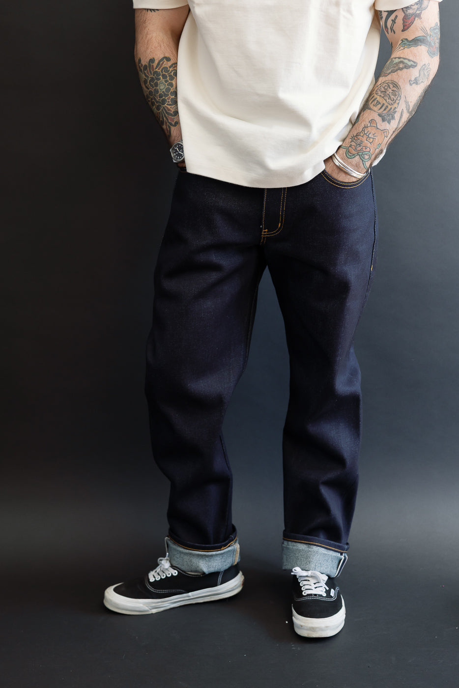 Front view of a male model, 5'9