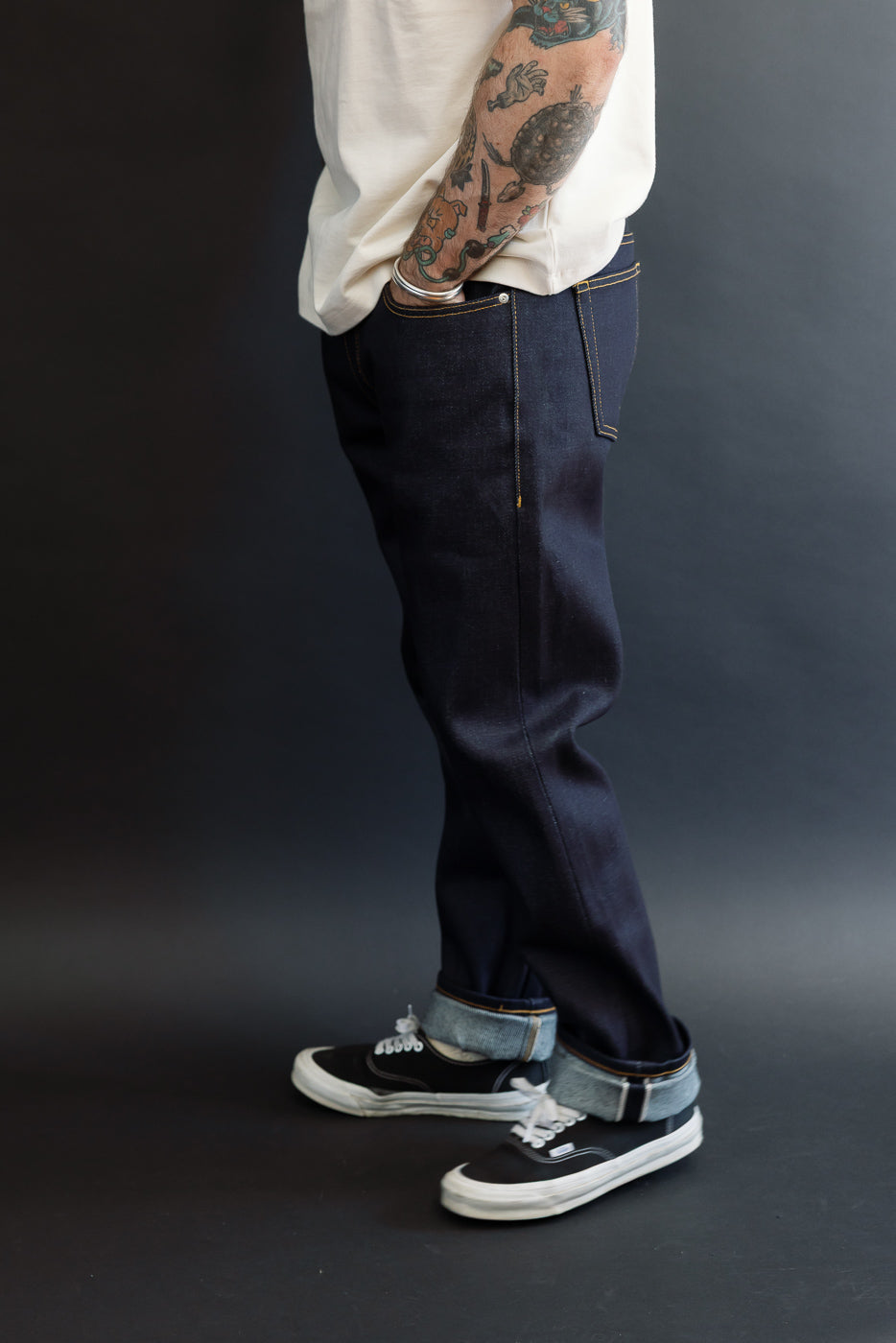 Full body side view of male model, 5'9