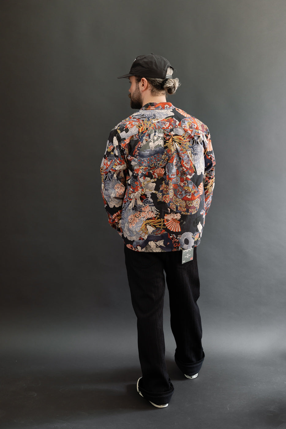 Back view, full body: Male model, 5'9