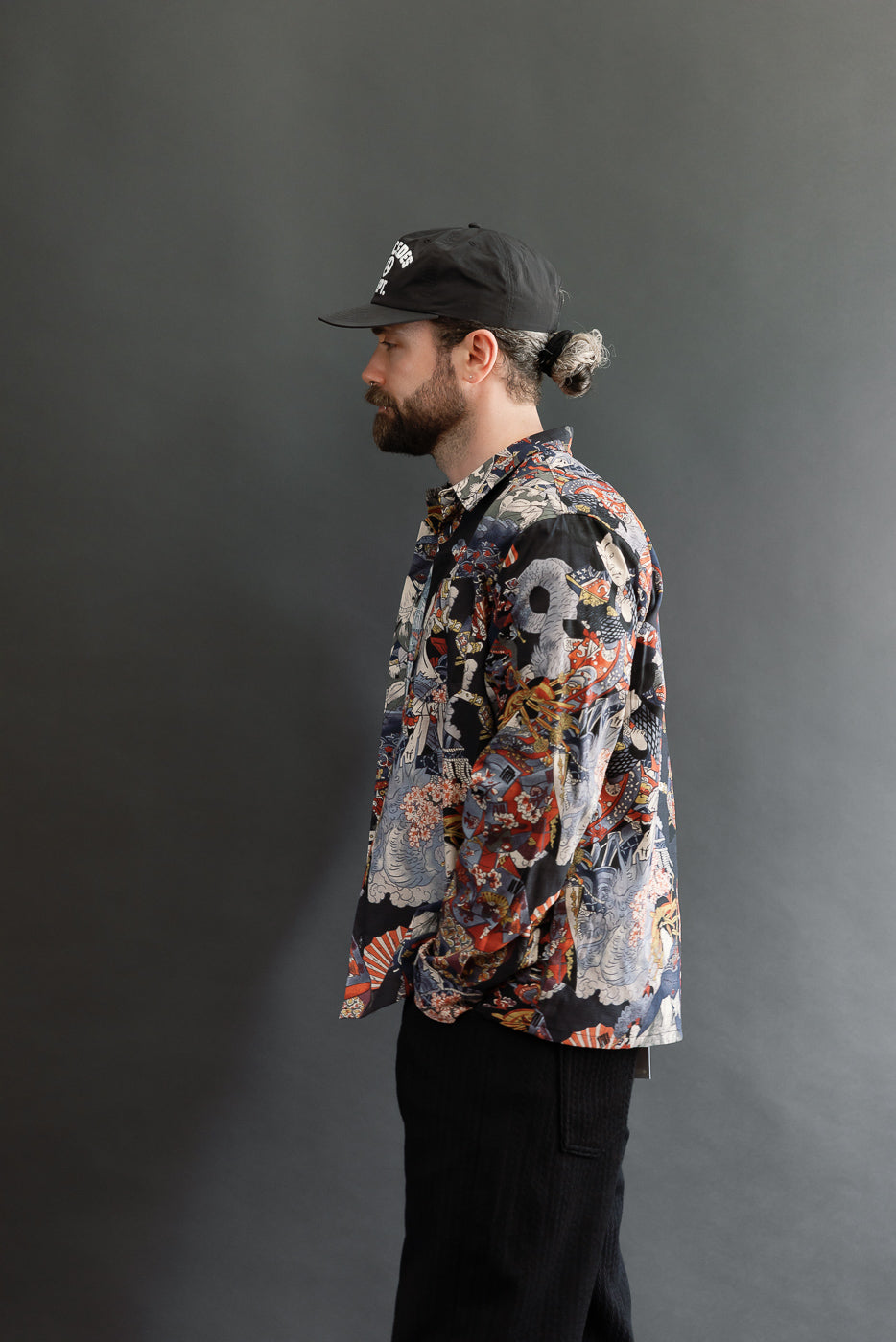 Side view, full body: Male model, 5'9
