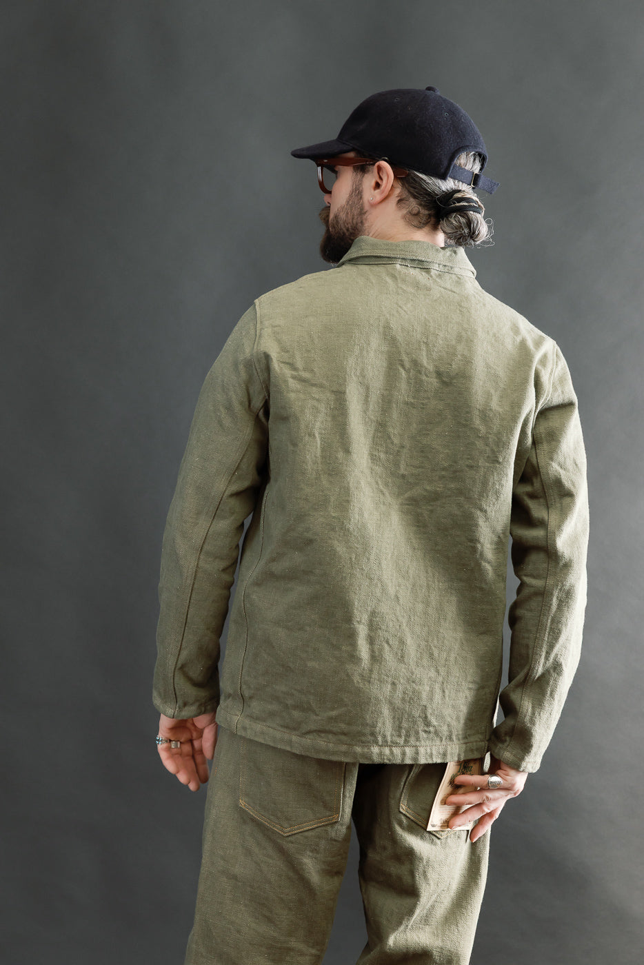 Back view, male model 5'9