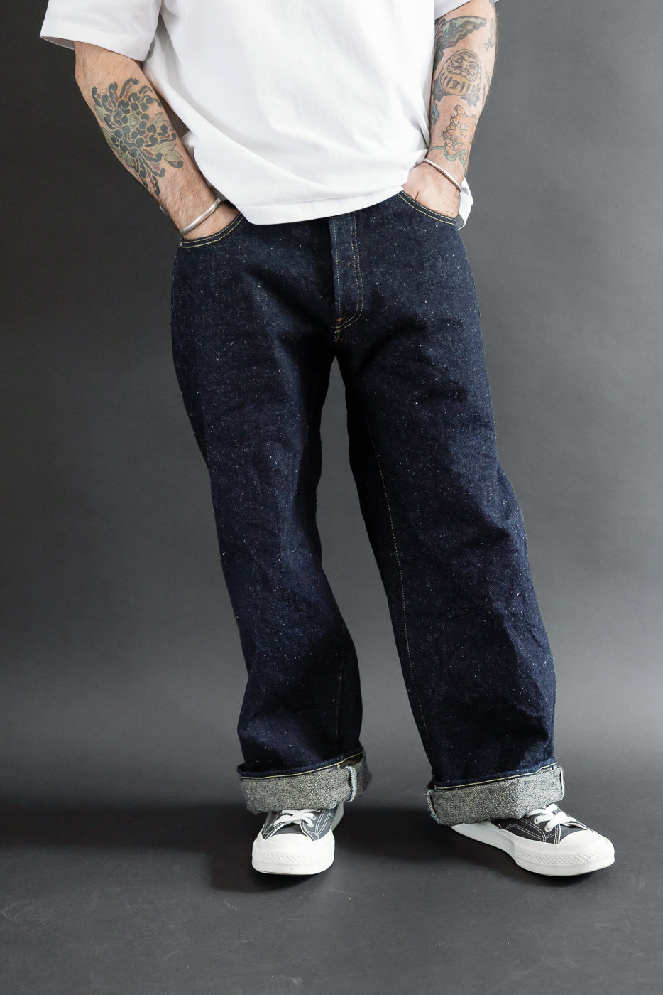 Front view of a male model, 5'9