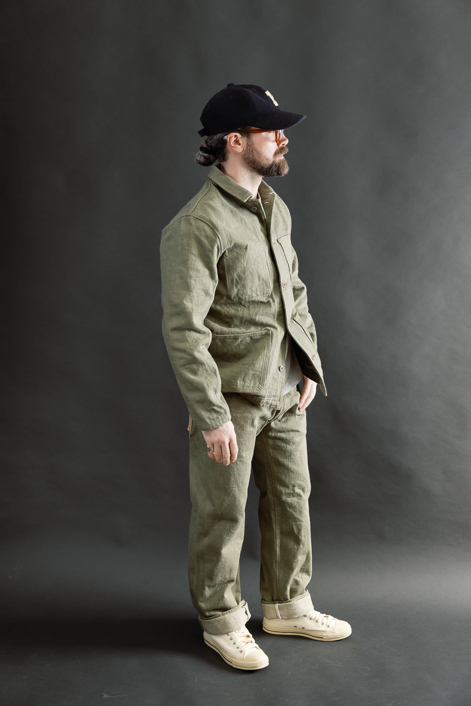 Full body side view of male model, 5'9