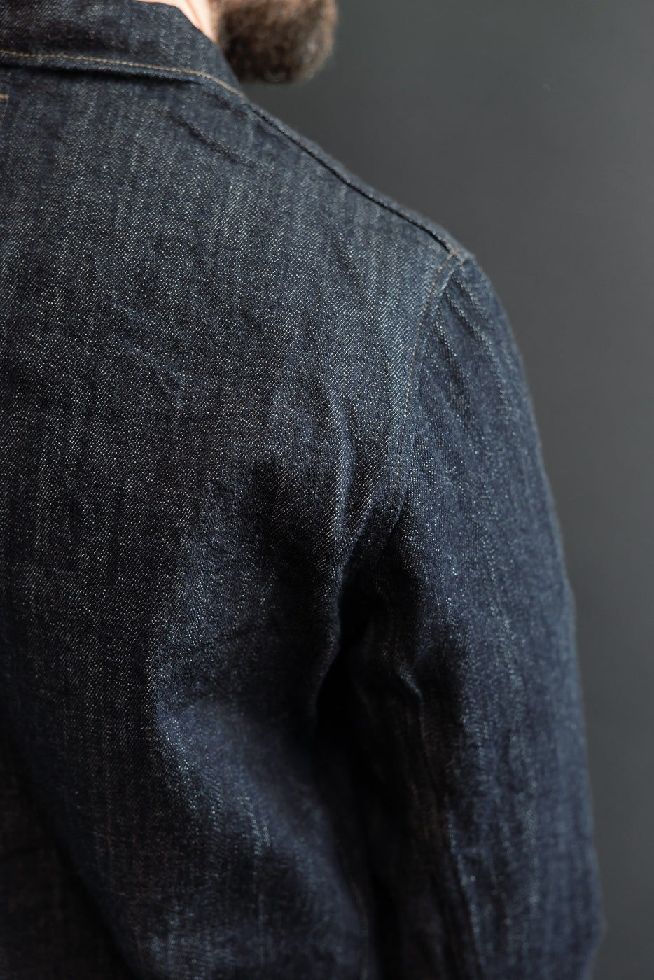Close-up back view of male model (5'9