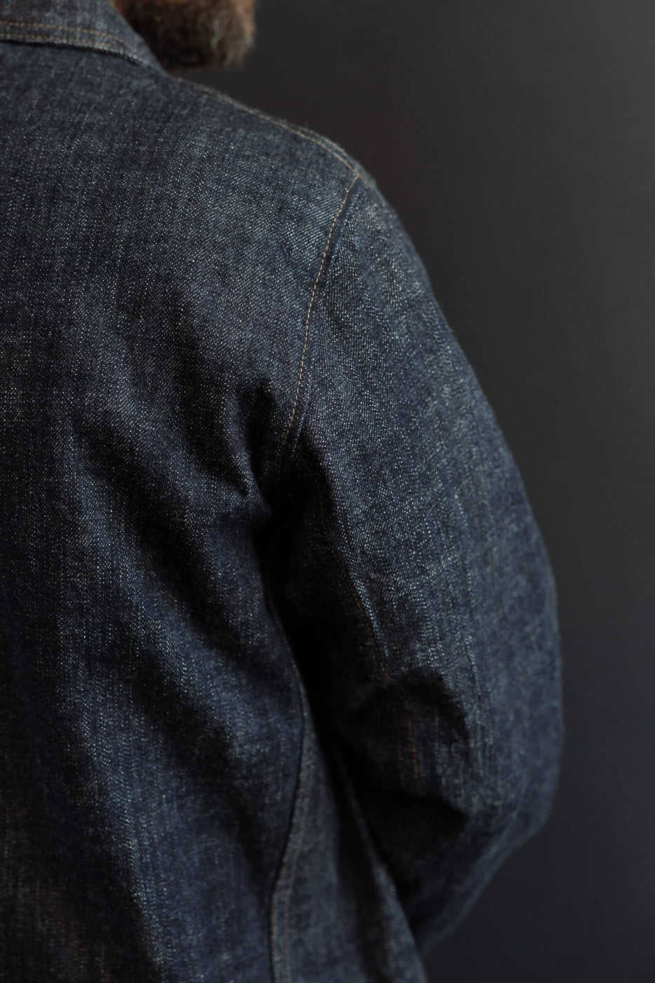 Close-up back view of male model, 5'9