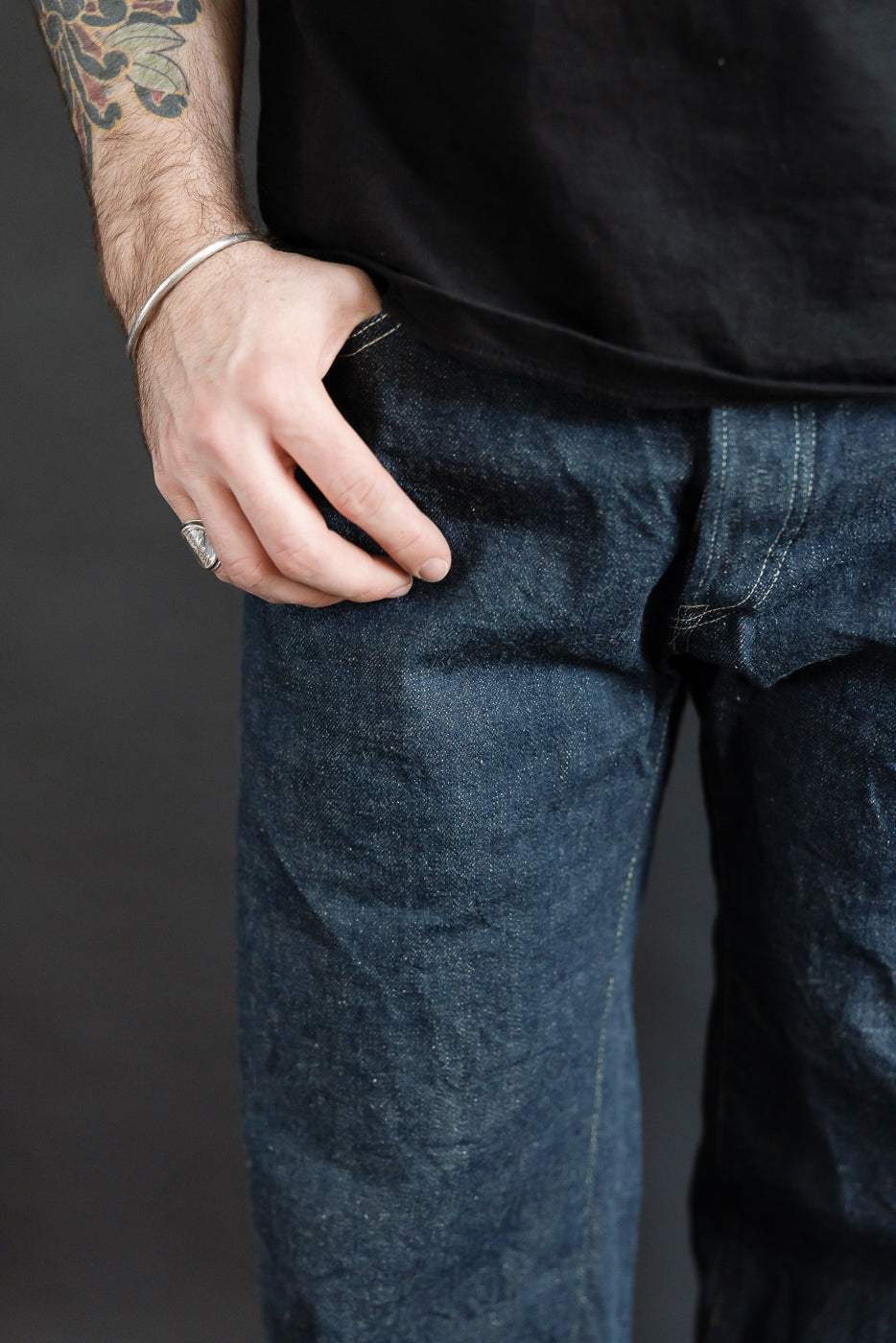Close-up front view of male model, 5'9