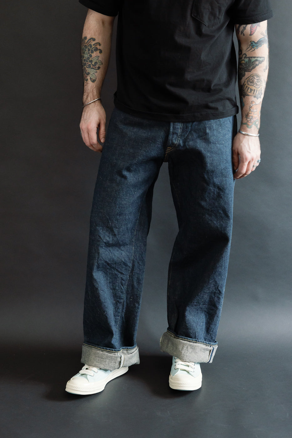 Front view, male model 5'9