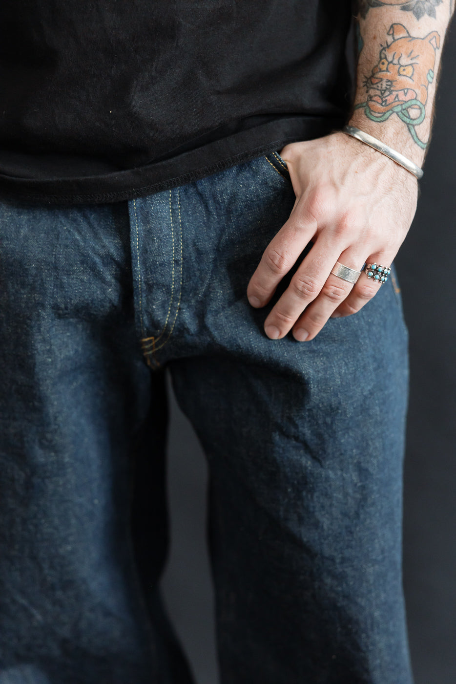 Close-up front view of male model, 5'9