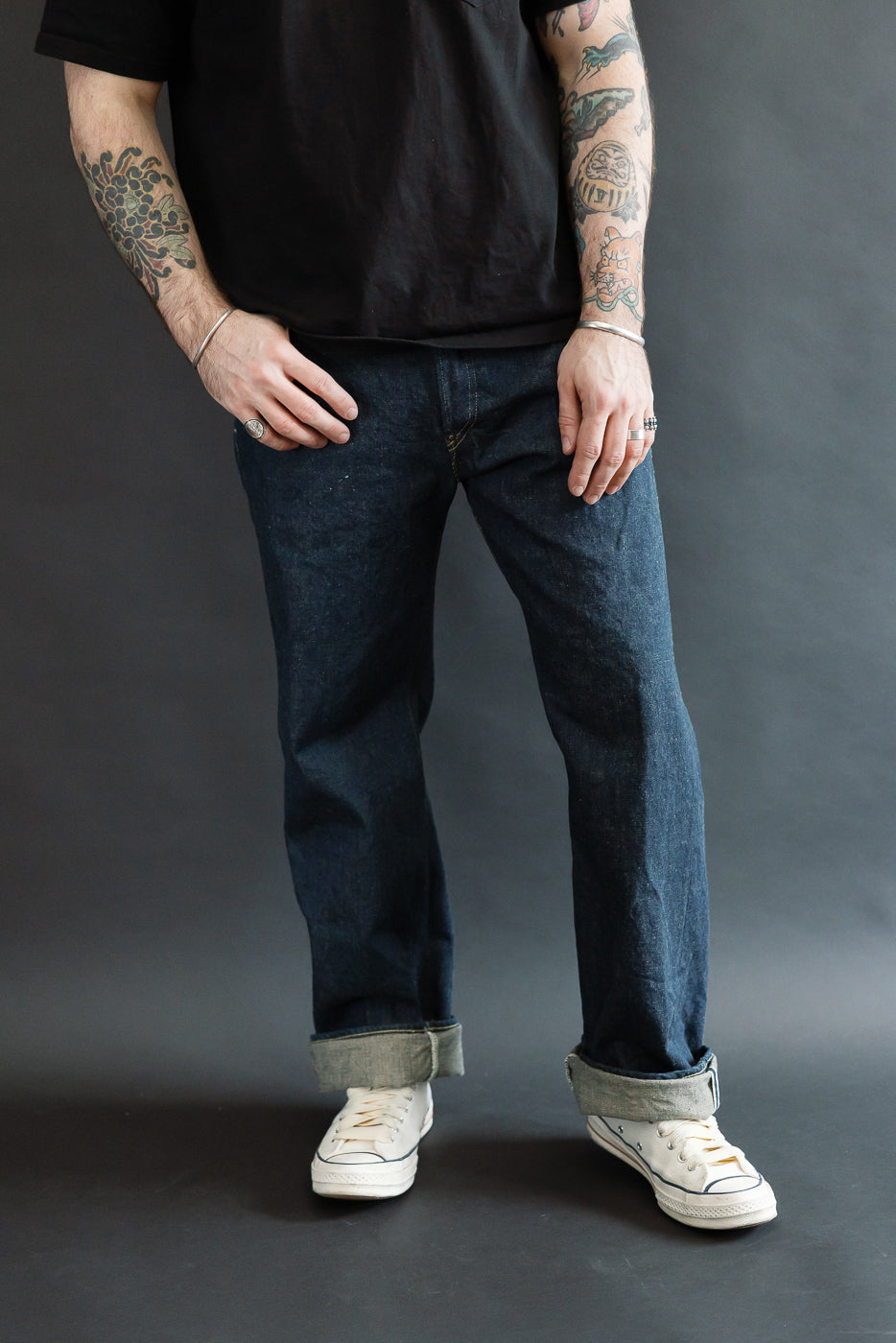 Front view, male model 5'9