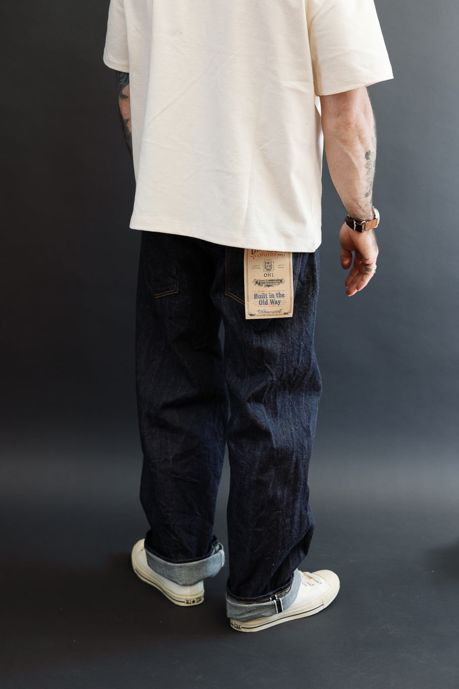 Back view of a male model, 5'9