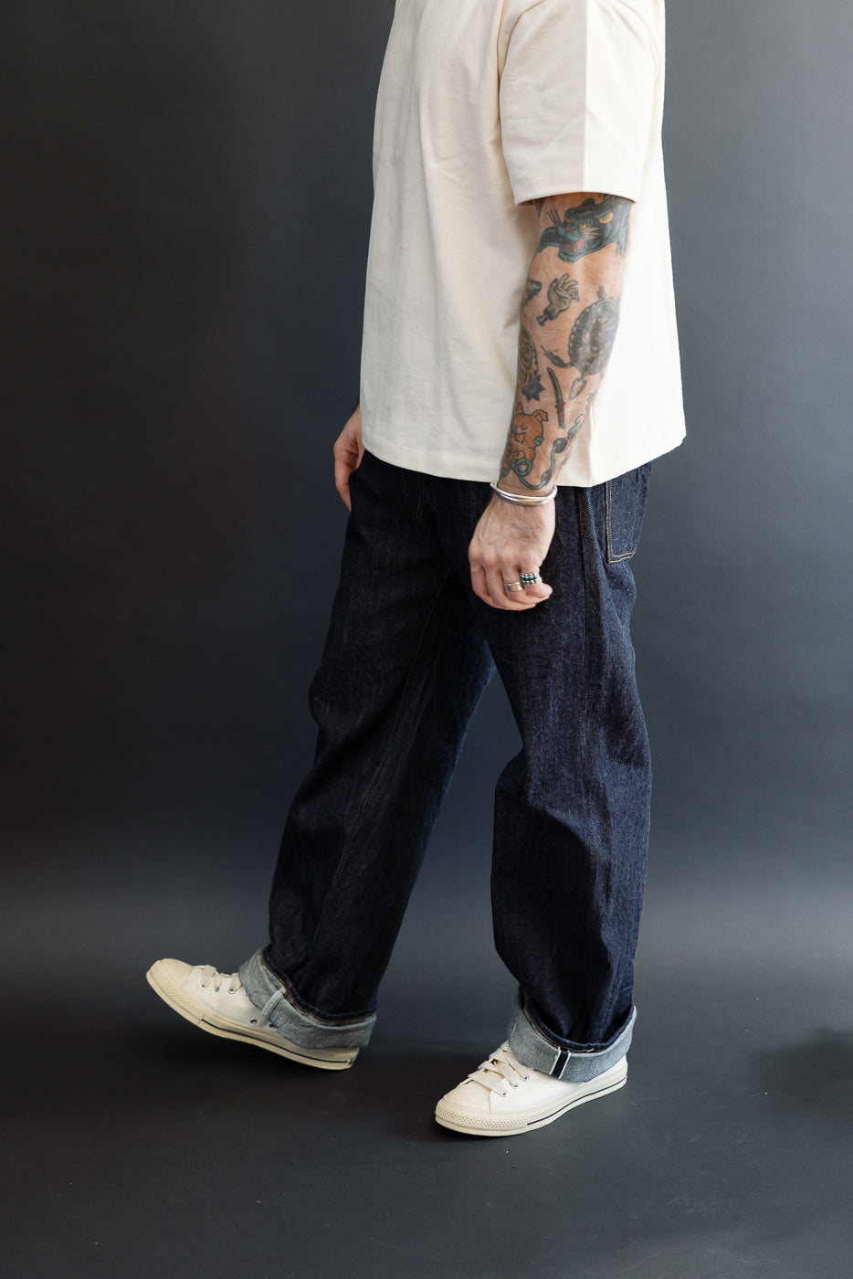 Full body side view of a male model, 5'9