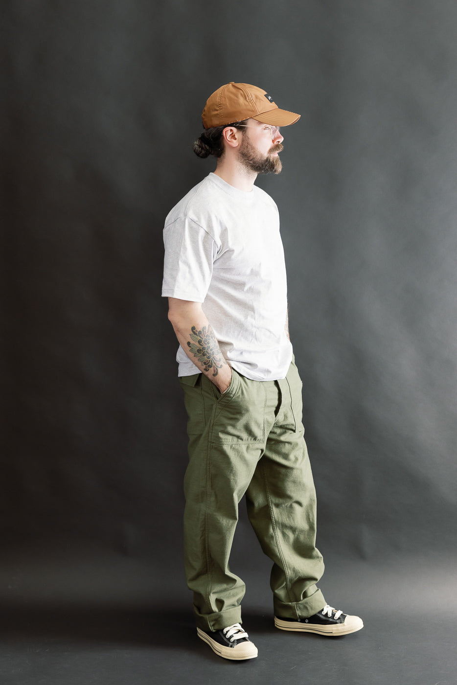 Full body side view of male model, 5'9