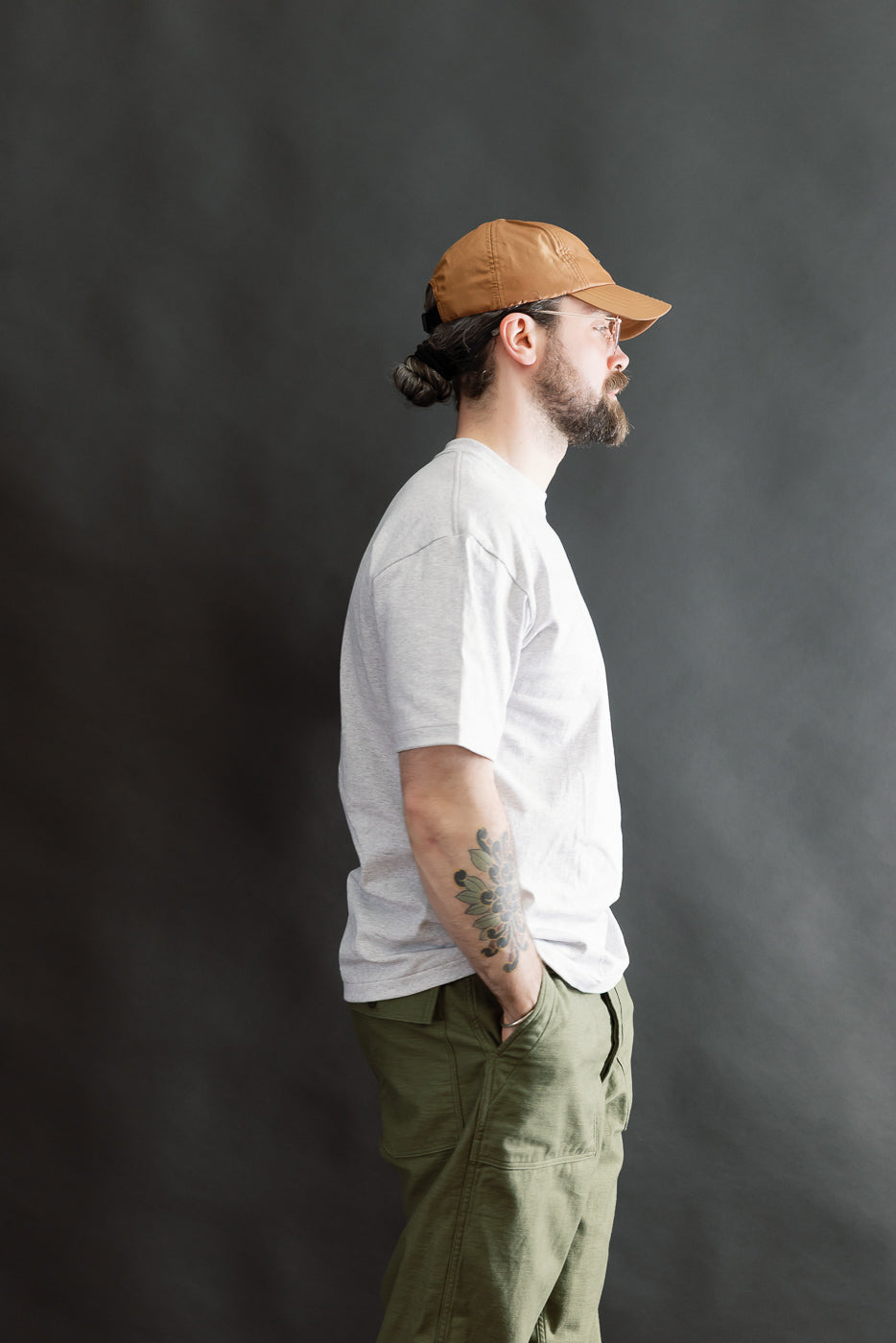 Side view of male model, 5'9