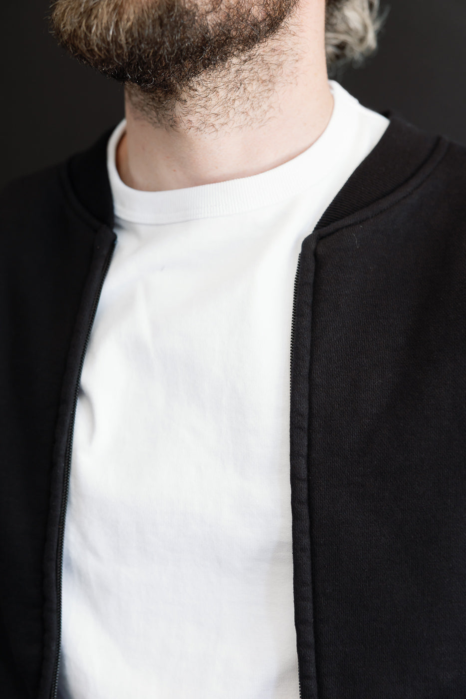 Close-up front view of a male model (5'9