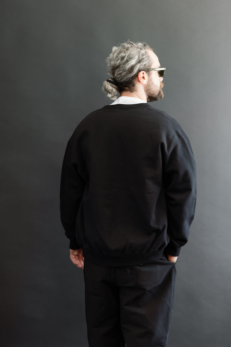 Back view of a male model, 5'9
