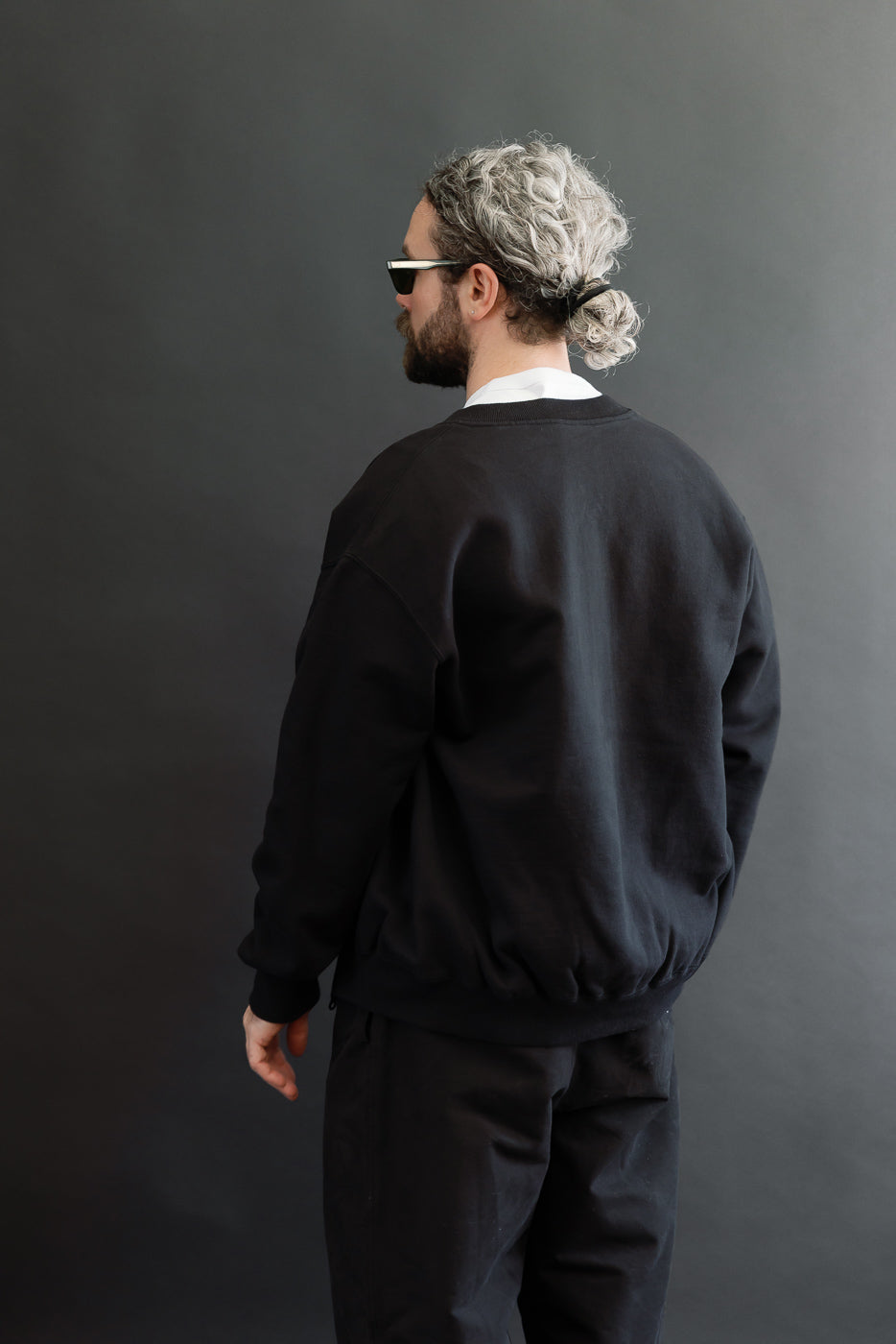 Back view of a male model (5'9