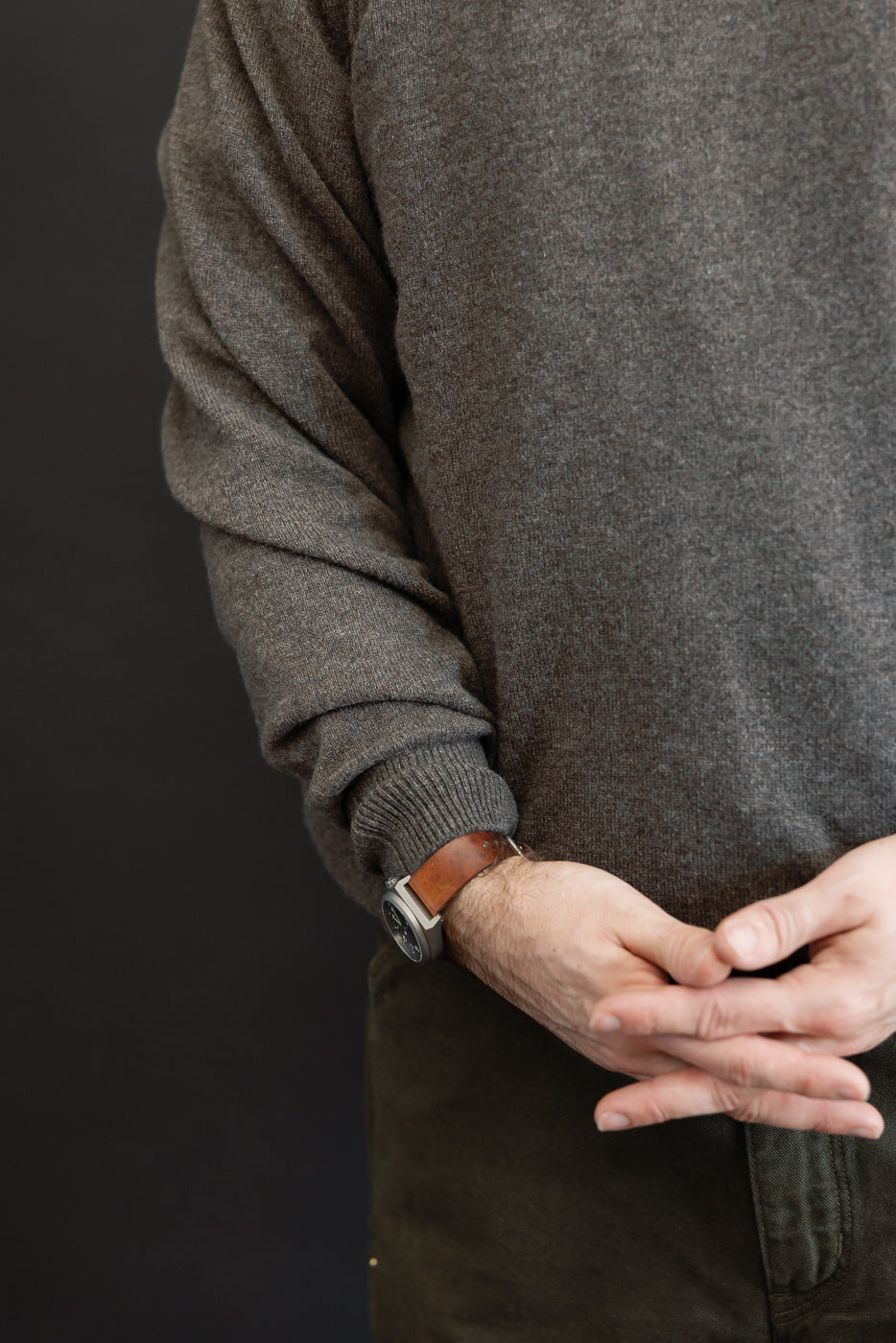 Close-up, side view of a male model (5'9
