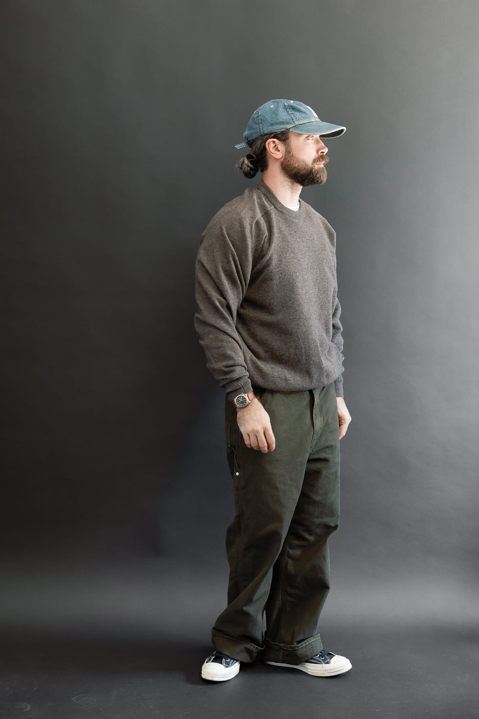 Full body side view: male model, 5'9