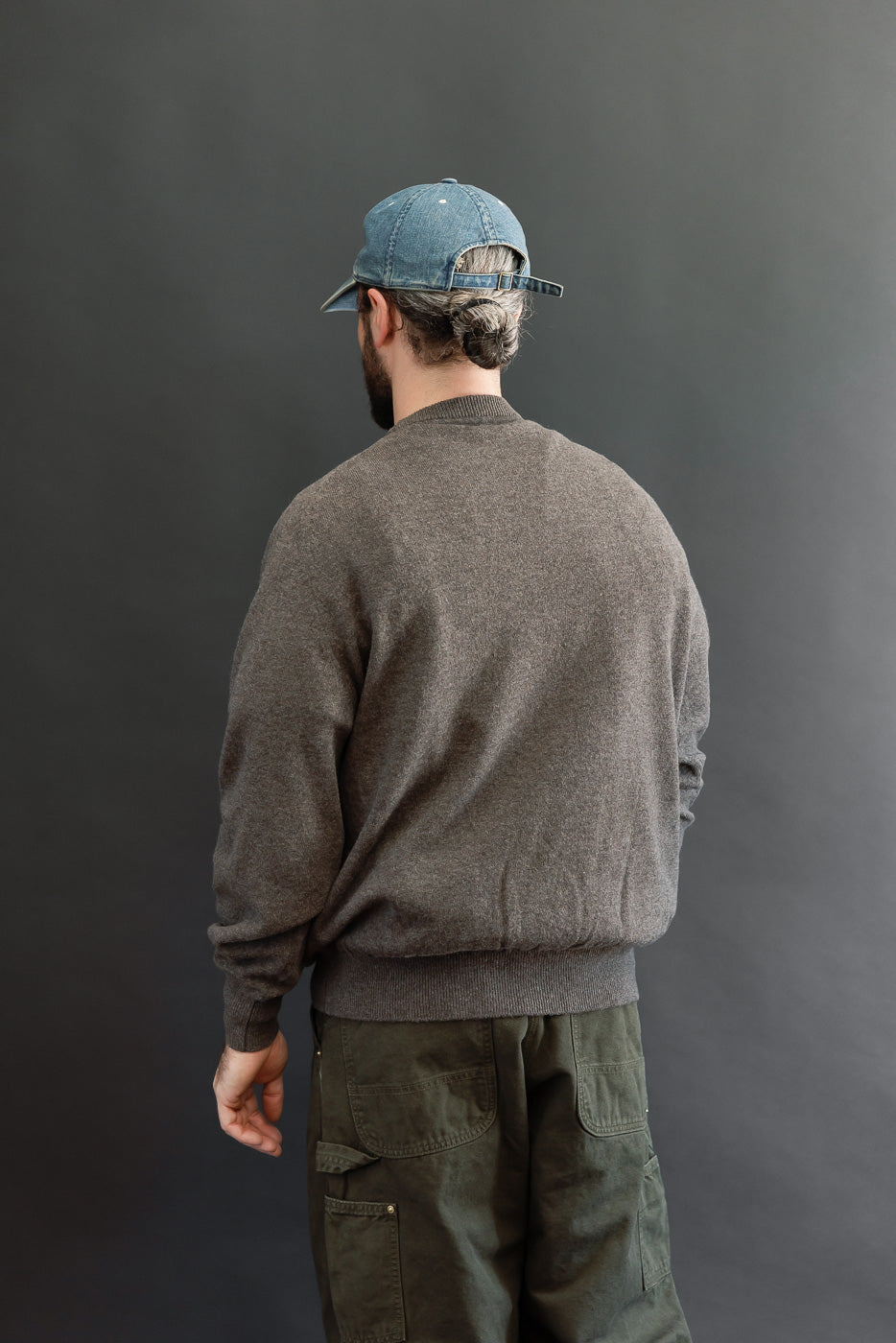 Back view of a male model, 5'9