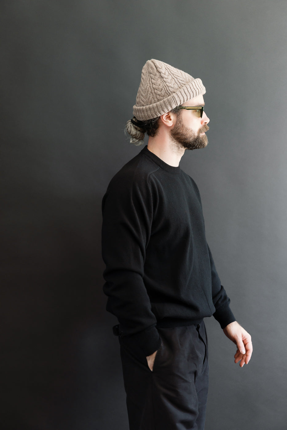 Side profile of male model (5'9