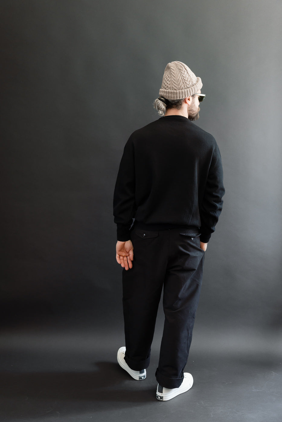 Back view, full body: Male model (5'9