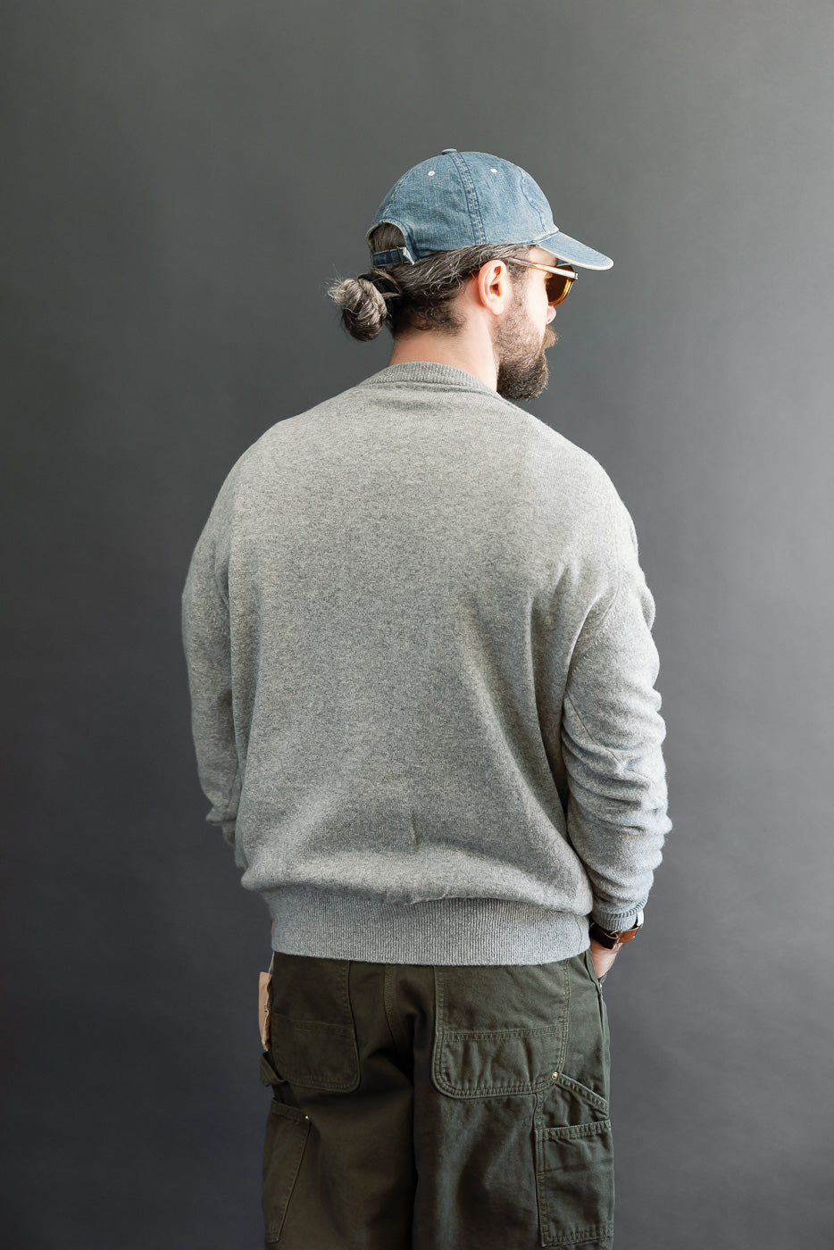 Back view of a male model, 5'9